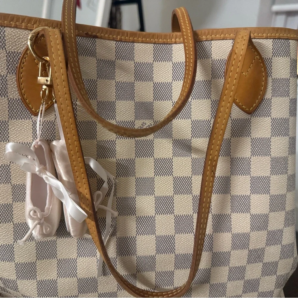 Louis Vuitton Beige Checkered Shoulder Bag with Scarf - Picture 5 of 16